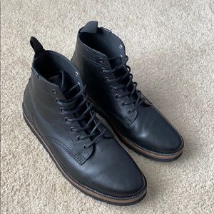 Black vans boots
